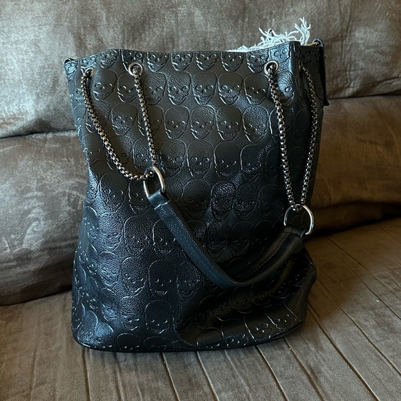 black leather skull bucket bag / edgy purse w/ chain straps and skull detailing - Picture 1 of 5